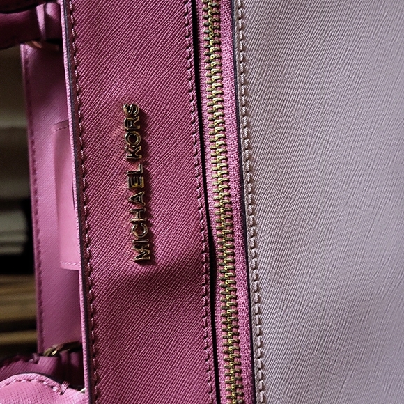 Michael Kors Hailey Crossbody Purse Like New - Picture 2 of 16